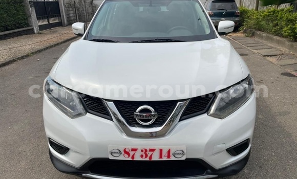 Sayi Na hannu Nissan Rogue White Mota in Douala a Ƙasar Kamaru