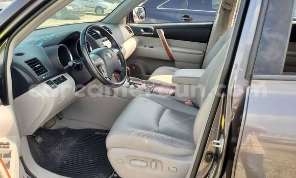 Sayi Na hannu Toyota Highlander Black Mota in Douala a Ƙasar Kamaru Sayi Na hannu Toyota Highlander Black Mota in Douala a Ƙasar Kamaru