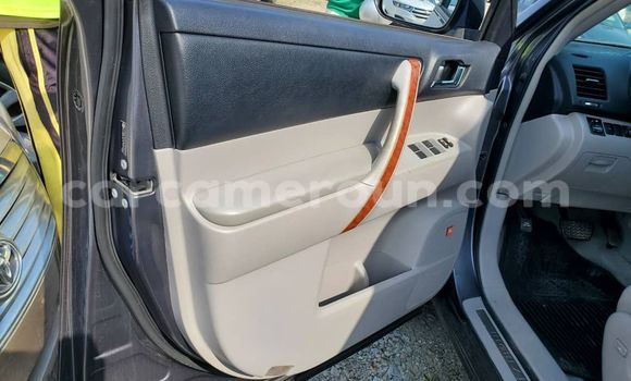 Sayi Na hannu Toyota Highlander Black Mota in Douala a Ƙasar Kamaru Sayi Na hannu Toyota Highlander Black Mota in Douala a Ƙasar Kamaru