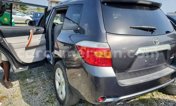 Sayi Na hannu Toyota Highlander Black Mota in Douala a Ƙasar Kamaru Sayi Na hannu Toyota Highlander Black Mota in Douala a Ƙasar Kamaru