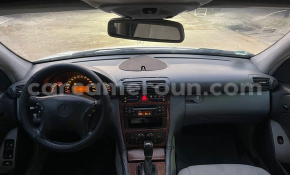 Sayi Na hannu Mercedes‒Benz C–Class White Mota in Douala a Ƙasar Kamaru Sayi Na hannu Mercedes‒Benz C–Class White Mota in Douala a Ƙasar Kamaru