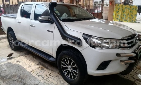 Buy Used Toyota Hilux White Car in Douala in Littoral Cameroon