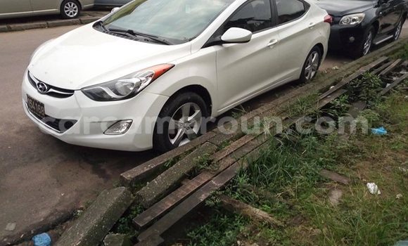 Sayi Na hannu Hyundai Elantra White Mota in Douala a Ƙasar Kamaru