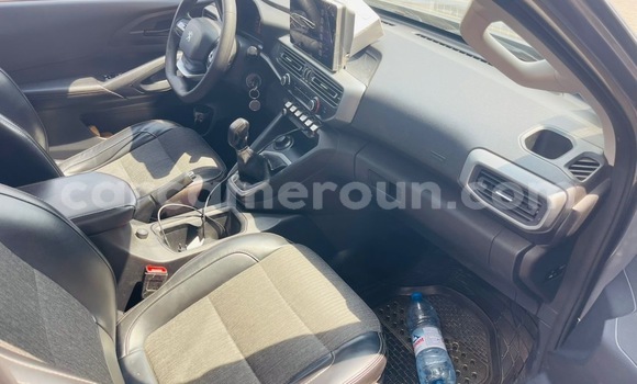 Sayi Na hannu Peugeot Traveller Brown Mota in Douala a Ƙasar Kamaru Sayi Na hannu Peugeot Traveller Brown Mota in Douala a Ƙasar Kamaru