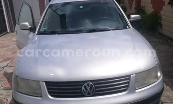 Sayi Na hannu Volkswagen Passat Azurfa Mota in Douala a Ƙasar Kamaru