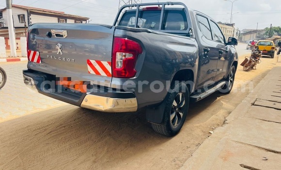 Sayi Na hannu Peugeot Traveller Brown Mota in Douala a Ƙasar Kamaru Sayi Na hannu Peugeot Traveller Brown Mota in Douala a Ƙasar Kamaru