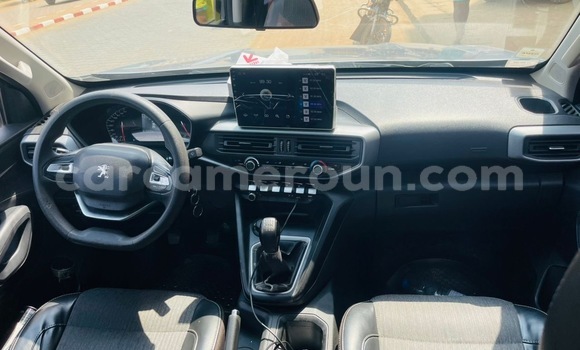 Sayi Na hannu Peugeot Traveller Brown Mota in Douala a Ƙasar Kamaru Sayi Na hannu Peugeot Traveller Brown Mota in Douala a Ƙasar Kamaru