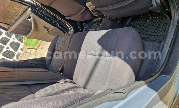 Sayi Na hannu Toyota Corolla Azurfa Mota in Yaounde a Babban Kamaru Sayi Na hannu Toyota Corolla Azurfa Mota in Yaounde a Babban Kamaru