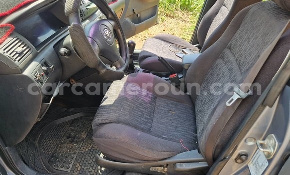 Sayi Na hannu Toyota Corolla Azurfa Mota in Yaounde a Babban Kamaru Sayi Na hannu Toyota Corolla Azurfa Mota in Yaounde a Babban Kamaru