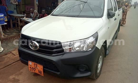 Sayi Sabo Toyota Hilux White Mota in Yaounde a Babban Kamaru