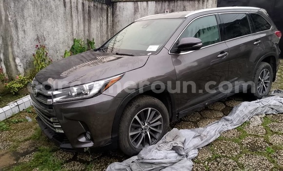 Sayi Imported Toyota Highlander Azurfa Mota in Douala a Ƙasar Kamaru Sayi Imported Toyota Highlander Azurfa Mota in Douala a Ƙasar Kamaru