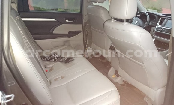 Sayi Imported Toyota Highlander Azurfa Mota in Douala a Ƙasar Kamaru Sayi Imported Toyota Highlander Azurfa Mota in Douala a Ƙasar Kamaru