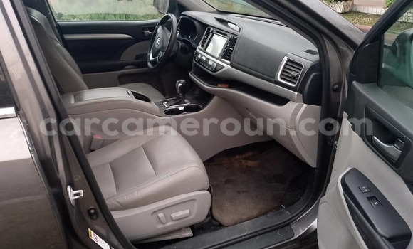 Sayi Imported Toyota Highlander Azurfa Mota in Douala a Ƙasar Kamaru Sayi Imported Toyota Highlander Azurfa Mota in Douala a Ƙasar Kamaru