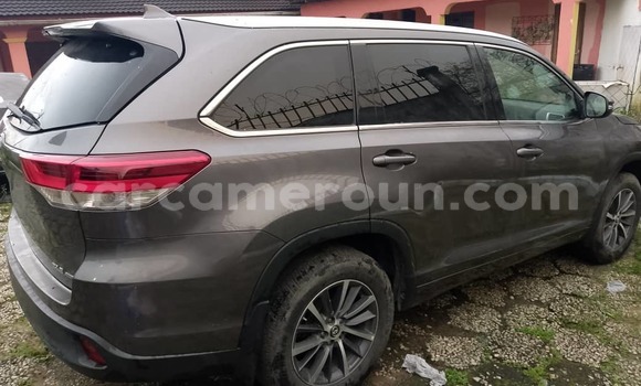 Sayi Imported Toyota Highlander Azurfa Mota in Douala a Ƙasar Kamaru Sayi Imported Toyota Highlander Azurfa Mota in Douala a Ƙasar Kamaru