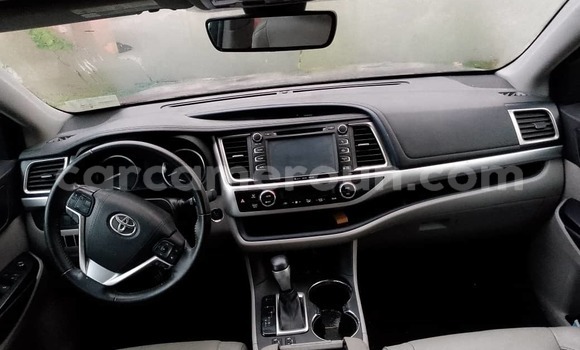 Sayi Imported Toyota Highlander Azurfa Mota in Douala a Ƙasar Kamaru Sayi Imported Toyota Highlander Azurfa Mota in Douala a Ƙasar Kamaru