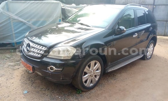 Sayi Na hannu Mercedes‒Benz ML–Class Black Mota in Douala a Ƙasar Kamaru