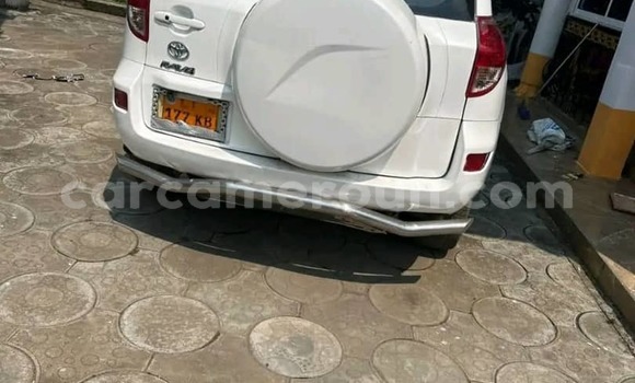 Sayi Na hannu Toyota RAV4 White Mota in Douala a Ƙasar Kamaru Sayi Na hannu Toyota RAV4 White Mota in Douala a Ƙasar Kamaru