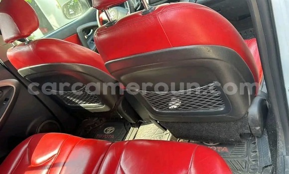Sayi Na hannu Toyota RAV4 White Mota in Douala a Ƙasar Kamaru Sayi Na hannu Toyota RAV4 White Mota in Douala a Ƙasar Kamaru
