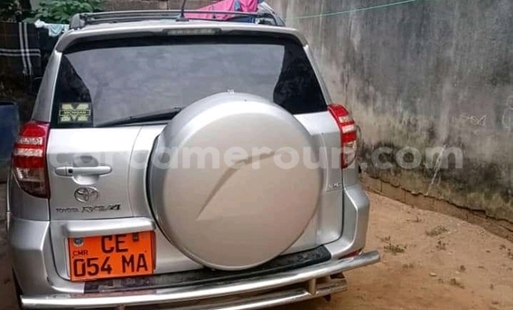 Sayi Na hannu Toyota RAV4 Azurfa Mota in Douala a Ƙasar Kamaru Sayi Na hannu Toyota RAV4 Azurfa Mota in Douala a Ƙasar Kamaru