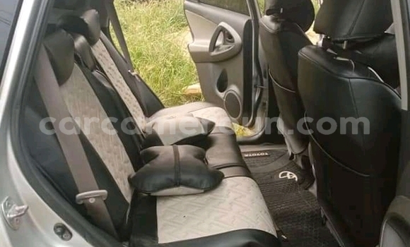 Sayi Na hannu Toyota RAV4 Azurfa Mota in Douala a Ƙasar Kamaru Sayi Na hannu Toyota RAV4 Azurfa Mota in Douala a Ƙasar Kamaru