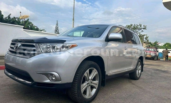 Sayi Imported Toyota Highlander Azurfa Mota in Douala a Ƙasar Kamaru