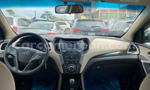 Sayi Imported Hyundai Santa Fe Azurfa Mota in Douala a Ƙasar Kamaru Sayi Imported Hyundai Santa Fe Azurfa Mota in Douala a Ƙasar Kamaru