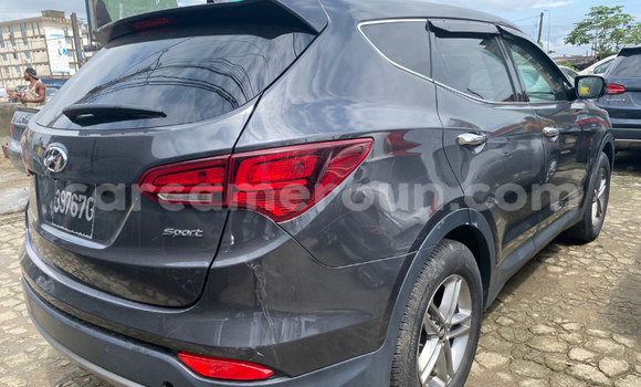 Sayi Imported Hyundai Santa Fe Azurfa Mota in Douala a Ƙasar Kamaru Sayi Imported Hyundai Santa Fe Azurfa Mota in Douala a Ƙasar Kamaru