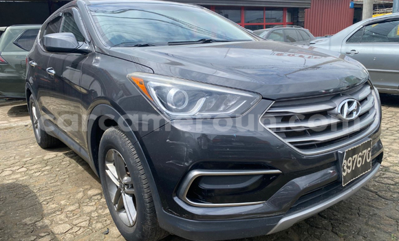 Sayi Imported Hyundai Santa Fe Azurfa Mota in Douala a Ƙasar Kamaru Sayi Imported Hyundai Santa Fe Azurfa Mota in Douala a Ƙasar Kamaru