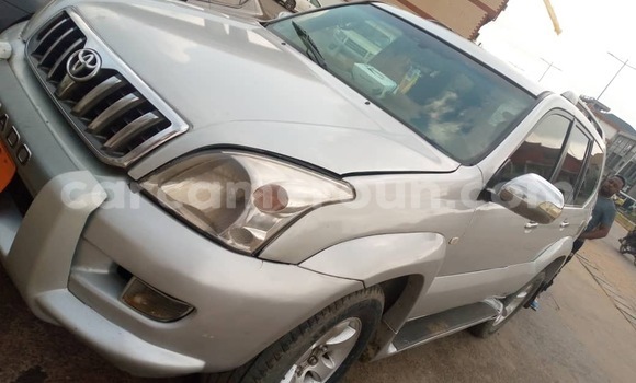 Sayi Na hannu Toyota Land Cruiser Prado Azurfa Mota in Douala a Ƙasar Kamaru