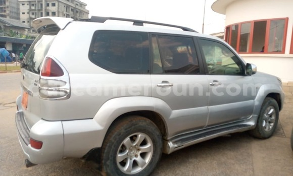 Sayi Na hannu Toyota Land Cruiser Prado Azurfa Mota in Douala a Ƙasar Kamaru Sayi Na hannu Toyota Land Cruiser Prado Azurfa Mota in Douala a Ƙasar Kamaru