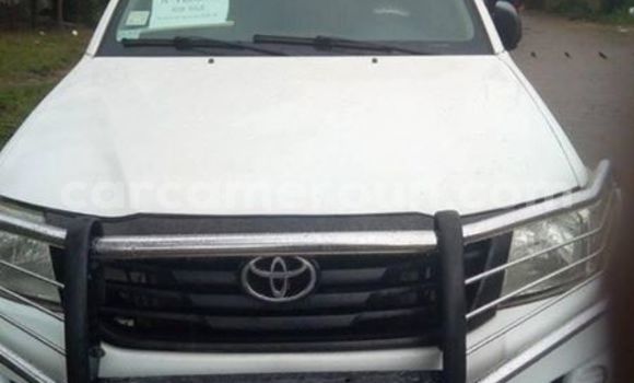 Sayi Na hannu Toyota Hilux White Mota in Douala a Ƙasar Kamaru Sayi Na hannu Toyota Hilux White Mota in Douala a Ƙasar Kamaru
