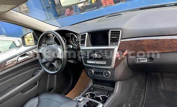 Sayi Na hannu Mercedes‒Benz ML–Class Black Mota in Douala a Ƙasar Kamaru Sayi Na hannu Mercedes‒Benz ML–Class Black Mota in Douala a Ƙasar Kamaru