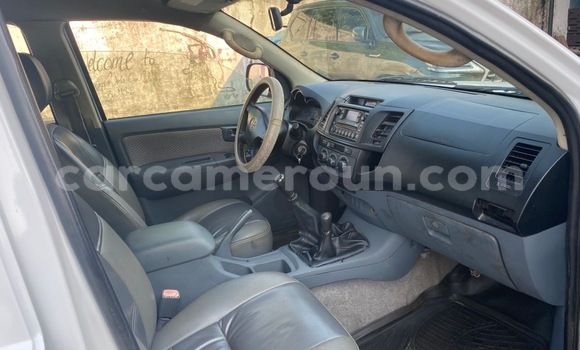 Sayi Na hannu Toyota Hilux White Mota in Douala a Ƙasar Kamaru Sayi Na hannu Toyota Hilux White Mota in Douala a Ƙasar Kamaru