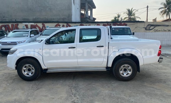 Sayi Na hannu Toyota Hilux White Mota in Douala a Ƙasar Kamaru Sayi Na hannu Toyota Hilux White Mota in Douala a Ƙasar Kamaru