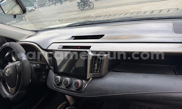 Sayi Na hannu Toyota RAV4 Black Mota in Douala a Ƙasar Kamaru Sayi Na hannu Toyota RAV4 Black Mota in Douala a Ƙasar Kamaru