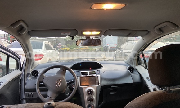 Sayi Imported Toyota Vitz Azurfa Mota in Douala a Ƙasar Kamaru Sayi Imported Toyota Vitz Azurfa Mota in Douala a Ƙasar Kamaru