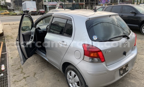 Sayi Imported Toyota Vitz Azurfa Mota in Douala a Ƙasar Kamaru Sayi Imported Toyota Vitz Azurfa Mota in Douala a Ƙasar Kamaru