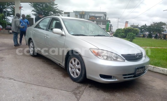 Sayi Imported Toyota Camry Azurfa Mota in Douala a Ƙasar Kamaru