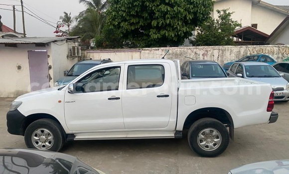 Sayi Na hannu Toyota Hilux White Mota in Douala a Ƙasar Kamaru Sayi Na hannu Toyota Hilux White Mota in Douala a Ƙasar Kamaru
