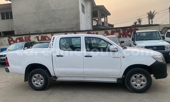 Sayi Na hannu Toyota Hilux White Mota in Douala a Ƙasar Kamaru Sayi Na hannu Toyota Hilux White Mota in Douala a Ƙasar Kamaru