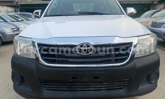 Sayi Na hannu Toyota Hilux White Mota in Douala a Ƙasar Kamaru Sayi Na hannu Toyota Hilux White Mota in Douala a Ƙasar Kamaru