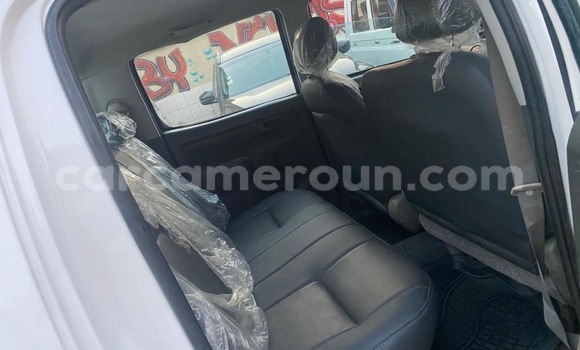 Sayi Na hannu Toyota Hilux White Mota in Douala a Ƙasar Kamaru Sayi Na hannu Toyota Hilux White Mota in Douala a Ƙasar Kamaru