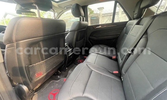 Sayi Sabo Mercedes‒Benz ML–Class Black Mota in Douala a Ƙasar Kamaru Sayi Sabo Mercedes‒Benz ML–Class Black Mota in Douala a Ƙasar Kamaru