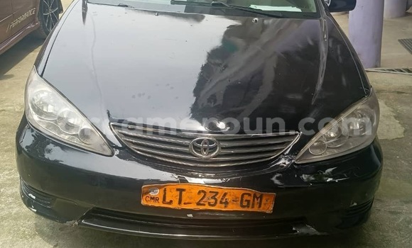 Sayi Na hannu Toyota Camry Black Mota in Douala a Ƙasar Kamaru