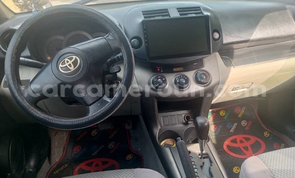 Sayi Na hannu Toyota RAV4 Red Mota in Douala a Ƙasar Kamaru Sayi Na hannu Toyota RAV4 Red Mota in Douala a Ƙasar Kamaru