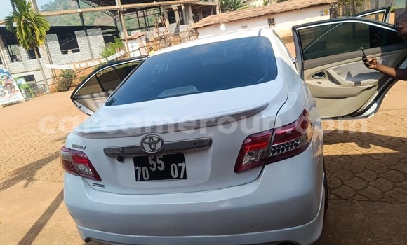 Sayi Na hannu Toyota Camry White Mota in Yaounde a Babban Kamaru Sayi Na hannu Toyota Camry White Mota in Yaounde a Babban Kamaru