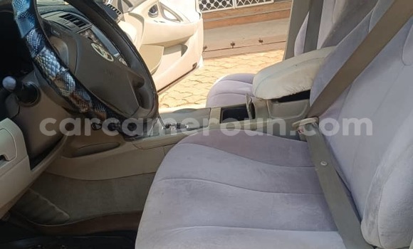 Sayi Na hannu Toyota Camry White Mota in Yaounde a Babban Kamaru Sayi Na hannu Toyota Camry White Mota in Yaounde a Babban Kamaru