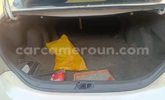 Sayi Na hannu Toyota Camry White Mota in Yaounde a Babban Kamaru Sayi Na hannu Toyota Camry White Mota in Yaounde a Babban Kamaru