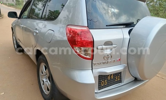 Sayi Na hannu Toyota RAV4 Azurfa Mota in Yaounde a Babban Kamaru Sayi Na hannu Toyota RAV4 Azurfa Mota in Yaounde a Babban Kamaru