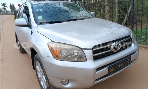 Sayi Na hannu Toyota RAV4 Azurfa Mota in Yaounde a Babban Kamaru Sayi Na hannu Toyota RAV4 Azurfa Mota in Yaounde a Babban Kamaru
